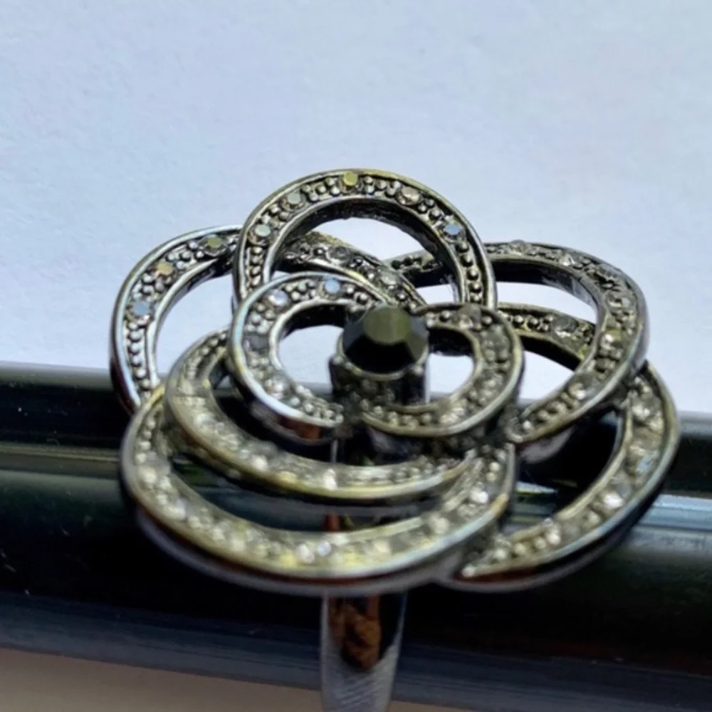 Black swirl flower ring center w black stone - Picture 4 of 6